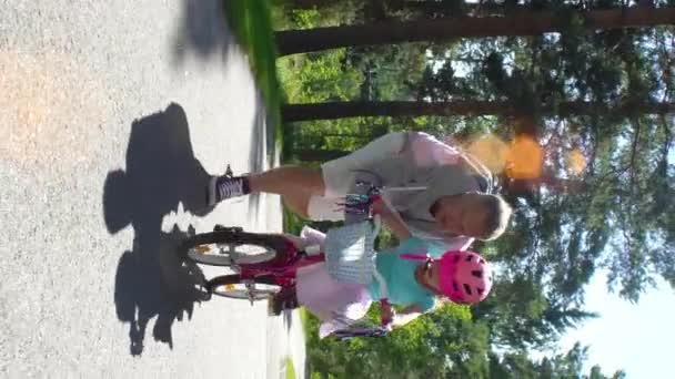 Primeiro Ciclismo Papai Ensina Sua Filha Andar Bicicleta — Vídeo de Stock