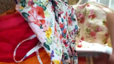 Genç bir kadın takoz-turuncu bavul kapatmaya çalışıyor.