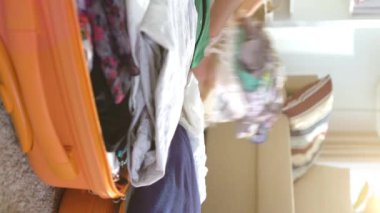 Mutlu kadın dikkatli bir şekilde yeni bir yolculuk için bir Bagaj paketleme