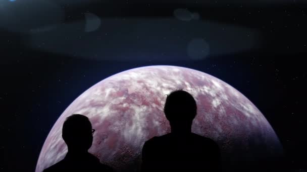 Dva Badatelé Pozorují Analyzují Kosmický Objekt Exoplanetu Velkém Monitoru Kosmickém — Stock video