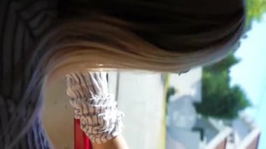 Bir genç Kızıl saçlı kadın araba atar tarafından bacaklarının üstünde belgili tanımlık pencere seyahat hoşlanıyor. Ağır çekim.