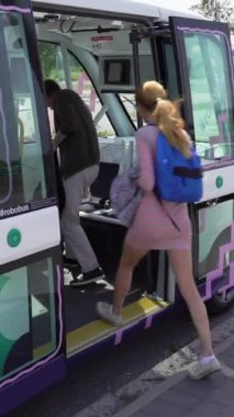 Helsinki, Finlandiya - 11 Haziran 2018: Yolcu otomatik uzaktan kumandalı otobüs Helsinki'de girin. Sokakta insansız toplu taşıma.