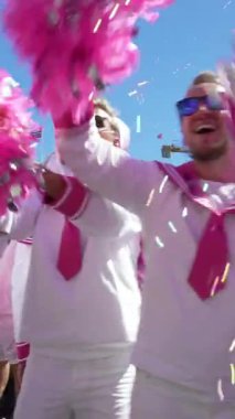 Oslo, Norveç - 30 Haziran 2018: giymiş pembe denizciler takım elbise dans ve hareketli platform üzerinde şarkı çocuklar. Pride Parade, Oslo gurur haftanın vurgulamak şehir doldurma büyük, canlı bir geçit olduğunu