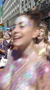 Oslo, Norveç - 30 Haziran 2018: Büyük kostüm kalabalık şarkı söyler ve dans etmek. Pride Parade, Oslo gurur haftanın vurgulamak şehir sokaklarını dolduran büyük, canlı bir geçit olduğunu.