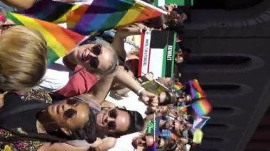Oslo, Norveç - 30 Haziran 2018: Maskeli insanlar bayraklarını dans, şarkı ve sokakta gülmek gökkuşağı ile çok. Bir büyük, canlı geçit dolgu Pride Parade, Oslo gurur haftanın vurgulamak olduğunu
