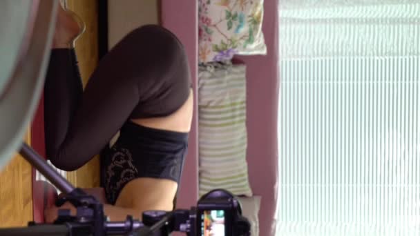 Kvinnlig Bloggare Streaming Sändning Video Blogg Yoga Klass Online Hemma — Stockvideo