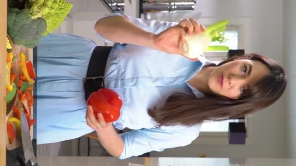 Schöne Junge Frau Streamt Videoblog Über Leckeres Und Gesundes Essen — Stockvideo