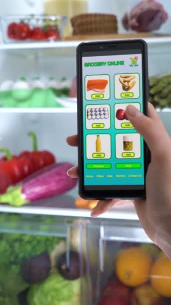 Video Vertical Pov Encomendar Alimentos Line Usando Smartphone App Close — Vídeo de Stock