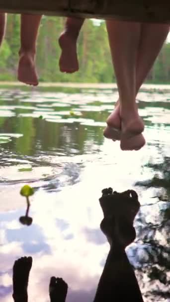 Eine Junge Frau Mit Kind Genießt Die Stille Waldsee Rande — Stockvideo