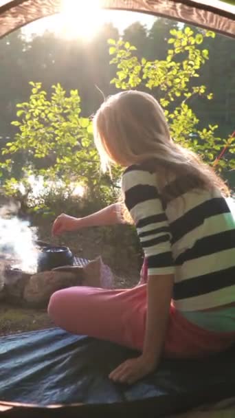 Молода Жінка Наметі Березі Лісового Озера Насолоджується Тишею Природою Свободою — стокове відео