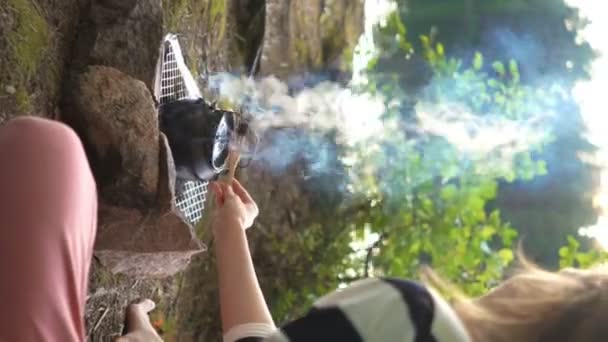 Une Jeune Femme Dans Tente Bord Lac Forestier Jouissant Silence — Video