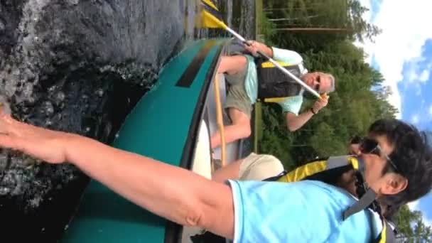핀란드의 호수에서 카누를 활동적인 은퇴자 스포츠를 있습니다 자연에서 스포츠 비디오 — 비디오