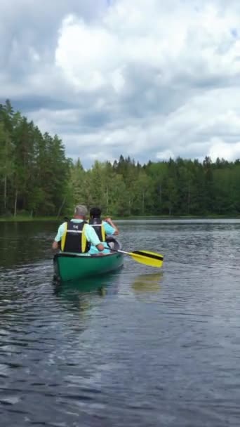 Starsza Para Spływa Kajakiem Jeziorze Finlandii Aktywni Emeryci Lubią Sport — Wideo stockowe