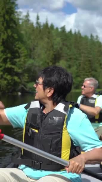 Casal Sênior Canoagem Lago Florestal Finlândia Aposentados Ativos Gostam Esportes — Vídeo de Stock