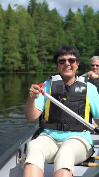 老夫妇在芬兰的一个森林湖上划船 在职退休人员喜欢户外运动 多愁善感的老年人享受大自然的乐趣 — 图库视频影像