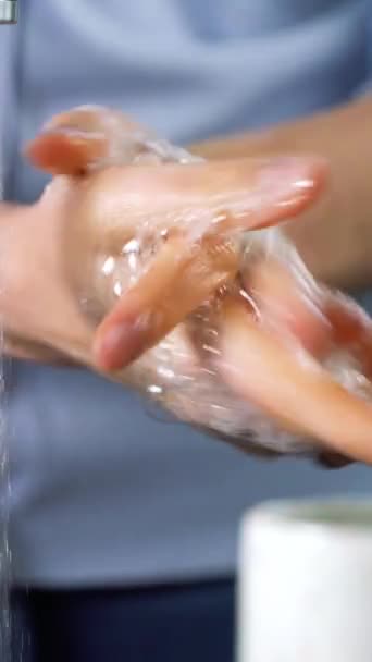 Молодая Женщина Мыть Руки Ванной Комнате Дома Coronavirus Руки Стирки — стоковое видео