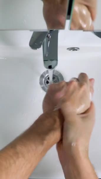 Ung Man Tvättar Händerna Badrummet Hemma Coronavirus Handtvätt För Rena — Stockvideo