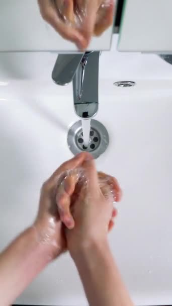 Junger Mann Wäscht Sich Hause Badezimmer Die Hände Coronavirus Händewaschen — Stockvideo