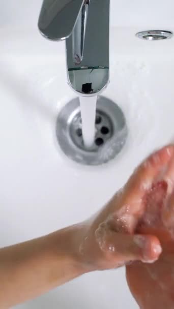 Küçük Kız Banyoda Ellerini Yıkıyor Coronavirus Temizliği Için Ellerini Yıkıyor — Stok video