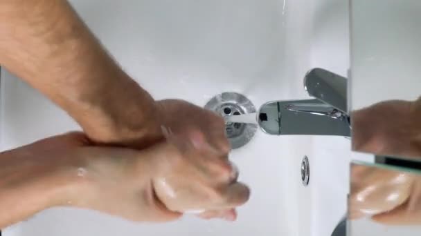 Genç Adam Evdeki Banyoda Ellerini Yıkıyor Coronavirus Yıkaması Yapıyor Temiz — Stok video