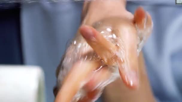 Junge Frau Wäscht Sich Hause Badezimmer Die Hände Coronavirus Händewaschen — Stockvideo