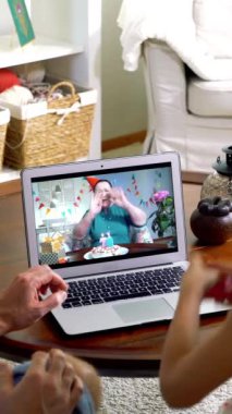Çocuklu bir aile, video araması ile büyükannesini tebrik ediyor. Ev karantinası, sosyal uzaklık, kişisel izolasyon..