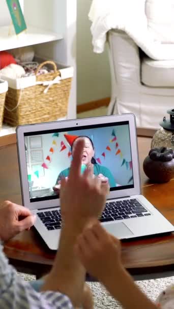 ビデオ通話を使用して誕生日に祖母を祝う子供を持つ家族 家庭の隔離 社会的距離 — ストック動画