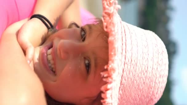 Mała Szczęśliwa Dziewczynka Różowym Słomkowym Kapeluszu Leżąca Dmuchanej Różowej Sofie — Wideo stockowe