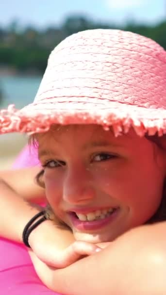 Güneşli Bir Sahilde Şişme Pembe Bir Kanepede Pembe Hasır Şapka — Stok video