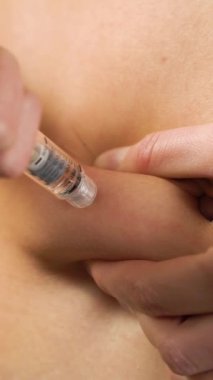 Hormonlar mide enjekte bir şırınga ile evde bir kadın. Hormon tedavisi ve in vitro fertilizasyon IVF