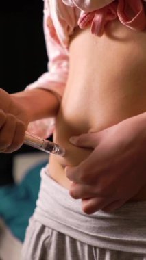 Hormonlar mide enjekte bir şırınga ile evde bir kadın. Hormon tedavisi ve in vitro fertilizasyon IVF