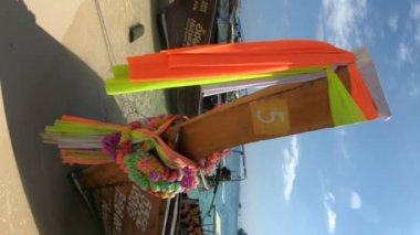 Phi Phi, Tayland - 15 Ocak 2020: Tayland 'da turkuaz kristal sularda geleneksel uzun tahta botlar. Dikey bir video.