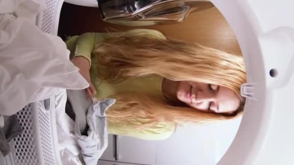 Jeune Femme Chargeant Les Vêtements Machine Laver Vue Intérieur Machine — Video