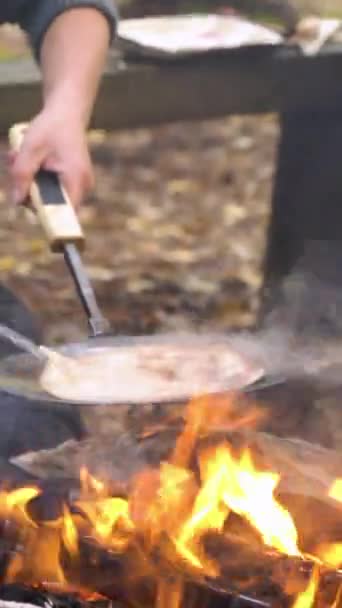 Kvinnliga Vänner Matlagning Traditionella Pannkakor Över Öppen Eld Lägret Utomhus — Stockvideo