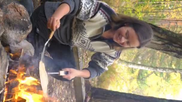 Amiche Cucinano Frittelle Tradizionali Fuoco Aperto Nel Campo All Aperto — Video Stock