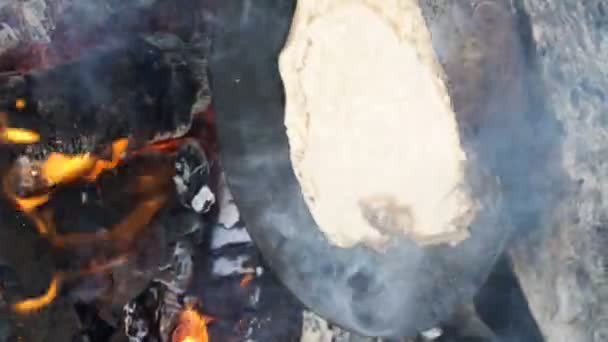 Vänner Matlagning Traditionella Pannkakor Över Öppen Eld Lägret Utomhus Vertikalt — Stockvideo