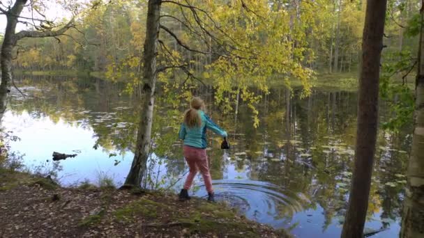 Una Mujer Joven Saca Agua Lago Del Bosque Hace Café — Vídeos de Stock