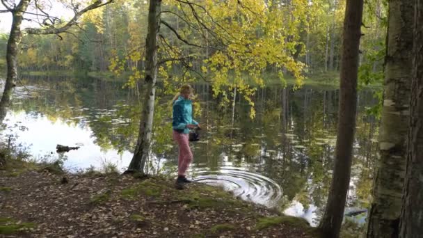 Une Jeune Femme Puise Eau Dans Lac Forestier Fait Café — Video