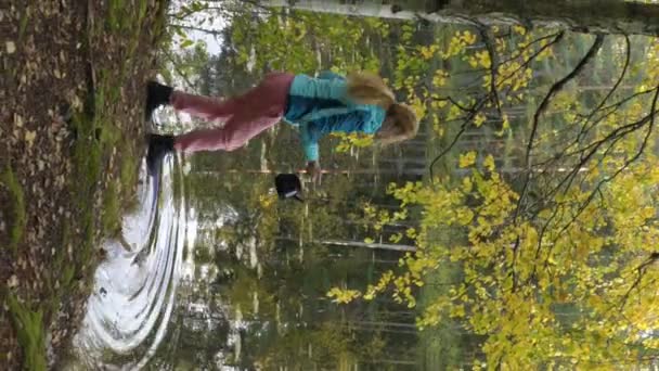 Una Giovane Donna Attinge Acqua Lago Foresta Caffè Sul Fuoco — Video Stock