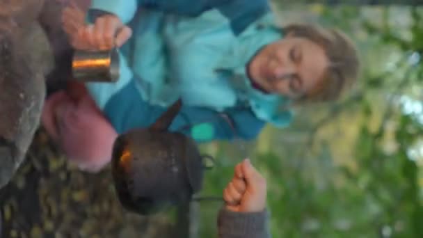 Dvě Kamarádky Dělají Kávu Konvici Otevřeném Ohni Lese Užívají Ticha — Stock video