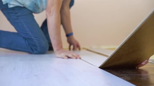 成熟的夫妻在温暖的地板上安装新的木制层压板地板 新的人生观 — 图库视频影像