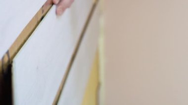 Olgun evli bir çift, sıcak bir zemine yeni ahşap döşemeler döşüyorlar. Yenileme, yeni hayat konsepti