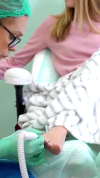 美容室で審美的なハードウェア映像を作るペディキュアマスター 診療所で若い女性の指 足を治療する小児科医 — ストック動画