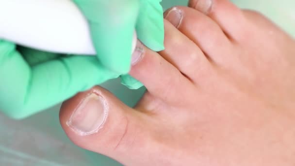 在美容院里 教育学大师正在做美学硬件修脚 医生在医疗和美容院治疗一位年轻妇女的手指 指甲和脚的医生 — 图库视频影像