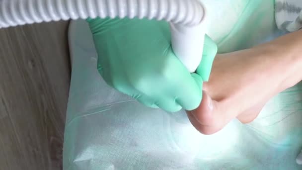 美容室で審美的なハードウェア映像を作るペディキュアマスター 診療所で若い女性の指 足を治療する小児科医 — ストック動画