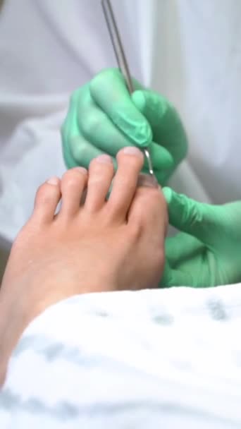 Pediküre Meister Macht Ästhetische Pediküre Einem Schönheitssalon Ein Fußpfleger Behandelt — Stockvideo