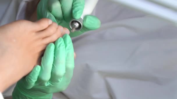 在美容院里 教育学大师正在做美学硬件修脚 医生在医疗和美容院治疗一位年轻妇女的手指 指甲和脚的医生 — 图库视频影像