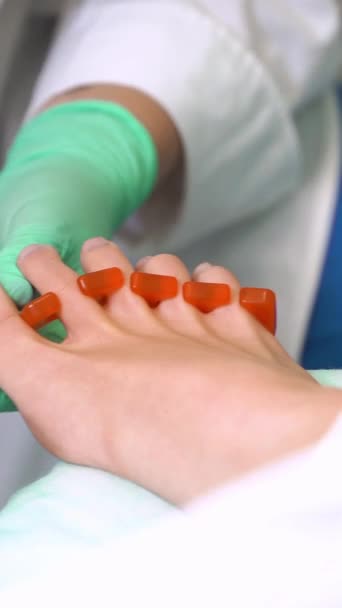 Pedicure Master Making Aesthetic Pedicure Beauty Salon Pedicurist Varnishes Young — Stock Video