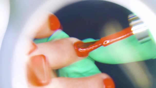 美容室で審美的な映像を作るペディキュアマスター 小児科医は若い女性の歯を変色させます — ストック動画
