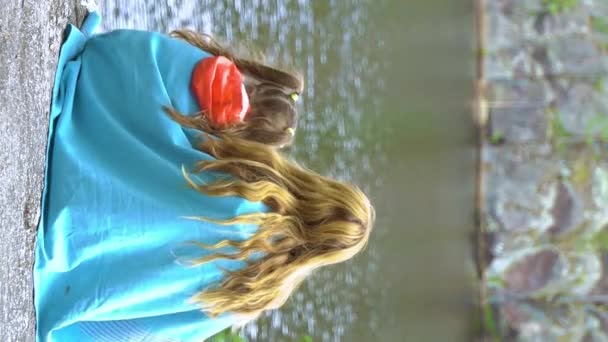 Una Joven Madre Con Hijita Sentada Costa Rocosa Lago Forestal — Vídeos de Stock